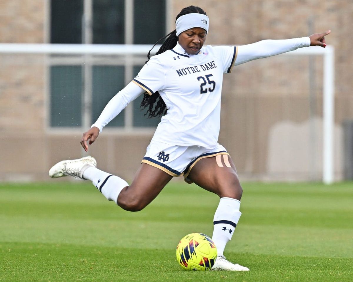 Notre Dame's Waniya Hudson (25) passes in the first half against Omaha Saturday, Nov. 12, 2022, at Alumni Stadium.

Ncaa Women's Soccer Tournament Notre Dame Vs Omaha
