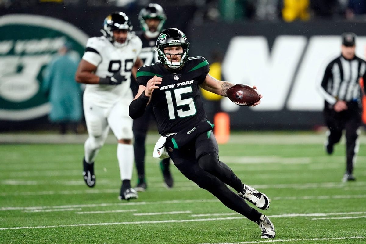 New York Jets quarterback Chris Streveler (15) rushes with the ball late in the second half. The Jaguars defeat the Jets, 19-3, at MetLife Stadium on Dec. 22, 2022, in East Rutherford.

Nfl Ny Jets Vs Jacksonville Jaguars Jaguars At Jets