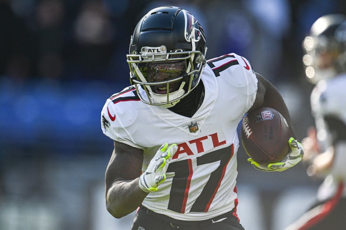 Dec 24, 2022; Baltimore, Maryland, USA; Atlanta Falcons wide receiver Olamide Zaccheaus (17) runs on a hand off during the first half against the Baltimore Ravens at M&T Bank Stadium. Mandatory Credit: Tommy Gilligan-Imagn Images