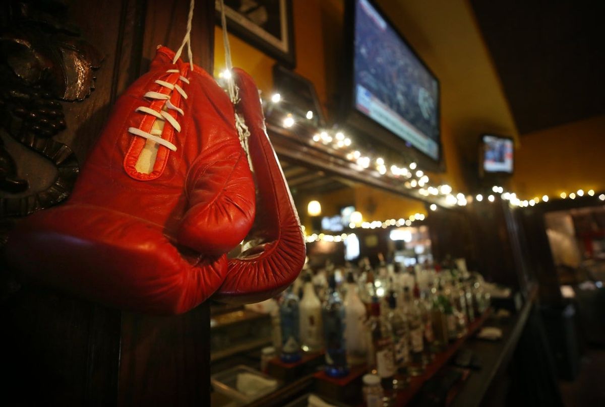 Boxing gloves adorn the bar at the Ringside Caf  .