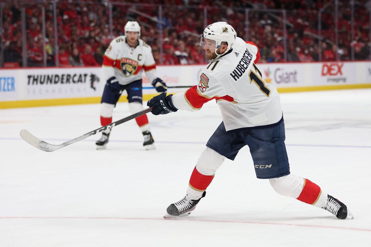 Jonathan Huberdeau (r.)