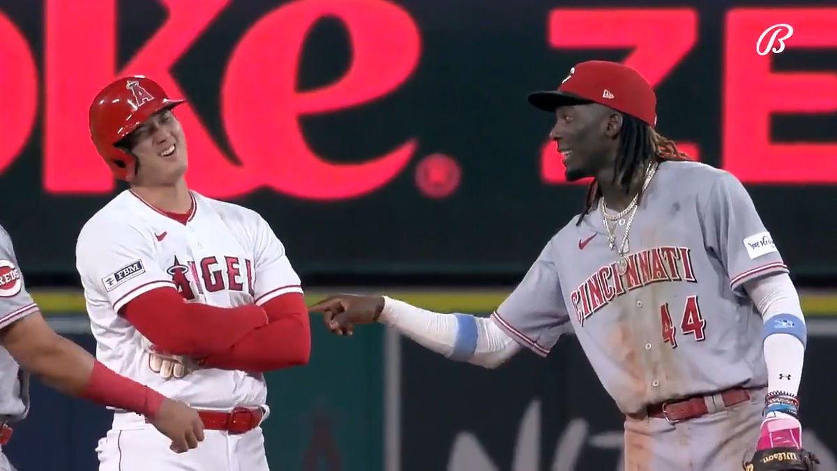 Elly De La Cruz (r.) checking to see if Shohei Ohtani is real