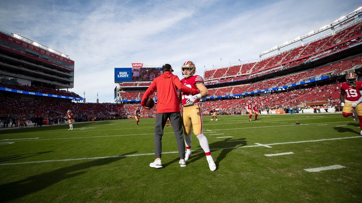 Kyle Shanahan (l.) and Christian McCaffrey