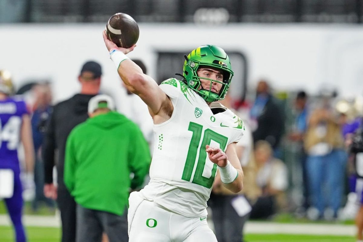 Dec 1, 2023; Las Vegas, NV, USA; Oregon Ducks quarterback Bo Nix (10) warms up before a game against the Washington Huskies at Allegiant Stadium.