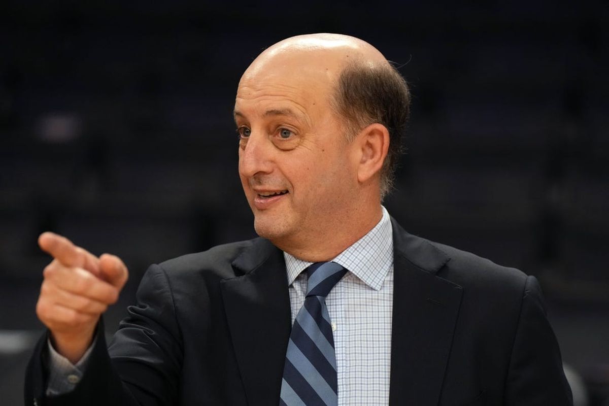 Mar 12, 2023; Los Angeles, California, USA; ESPN commentator Jeff Van Gundy during the game between the Los Angeles Lakers and the New York Knicks Crypto.com Arena. Mandatory Credit: Kirby Lee-USA TODAY Sports