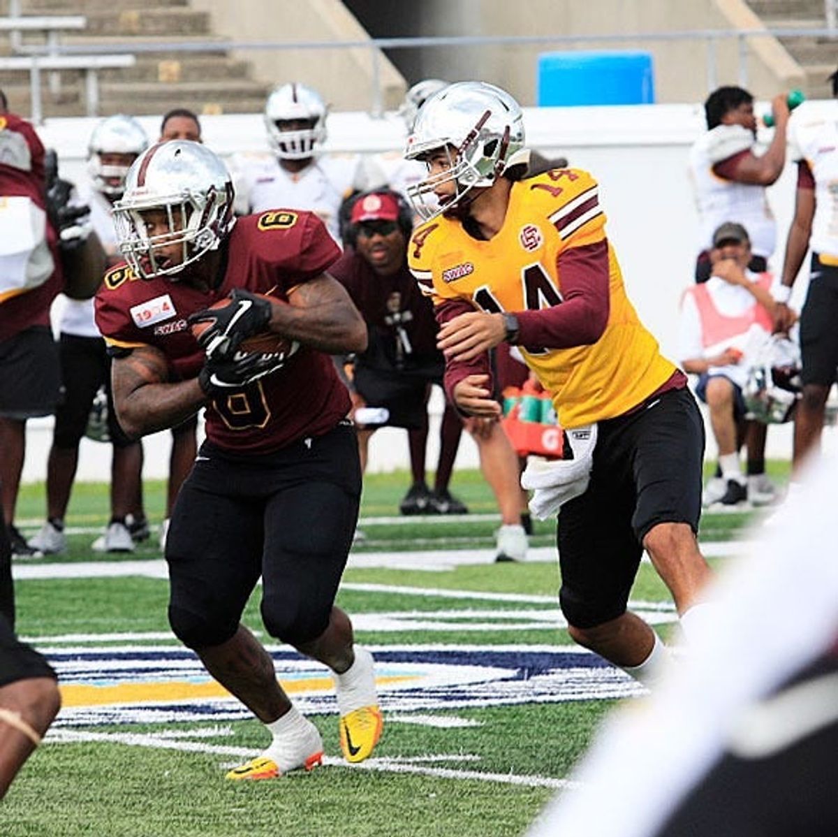 Bethune-Cookman's Jimmie Robinson III (6) takes a handoff from QB Dominiq Ponder during the Wildcats' spring game Saturday, April 22, 2023, at Daytona Stadium.

Bethune 8