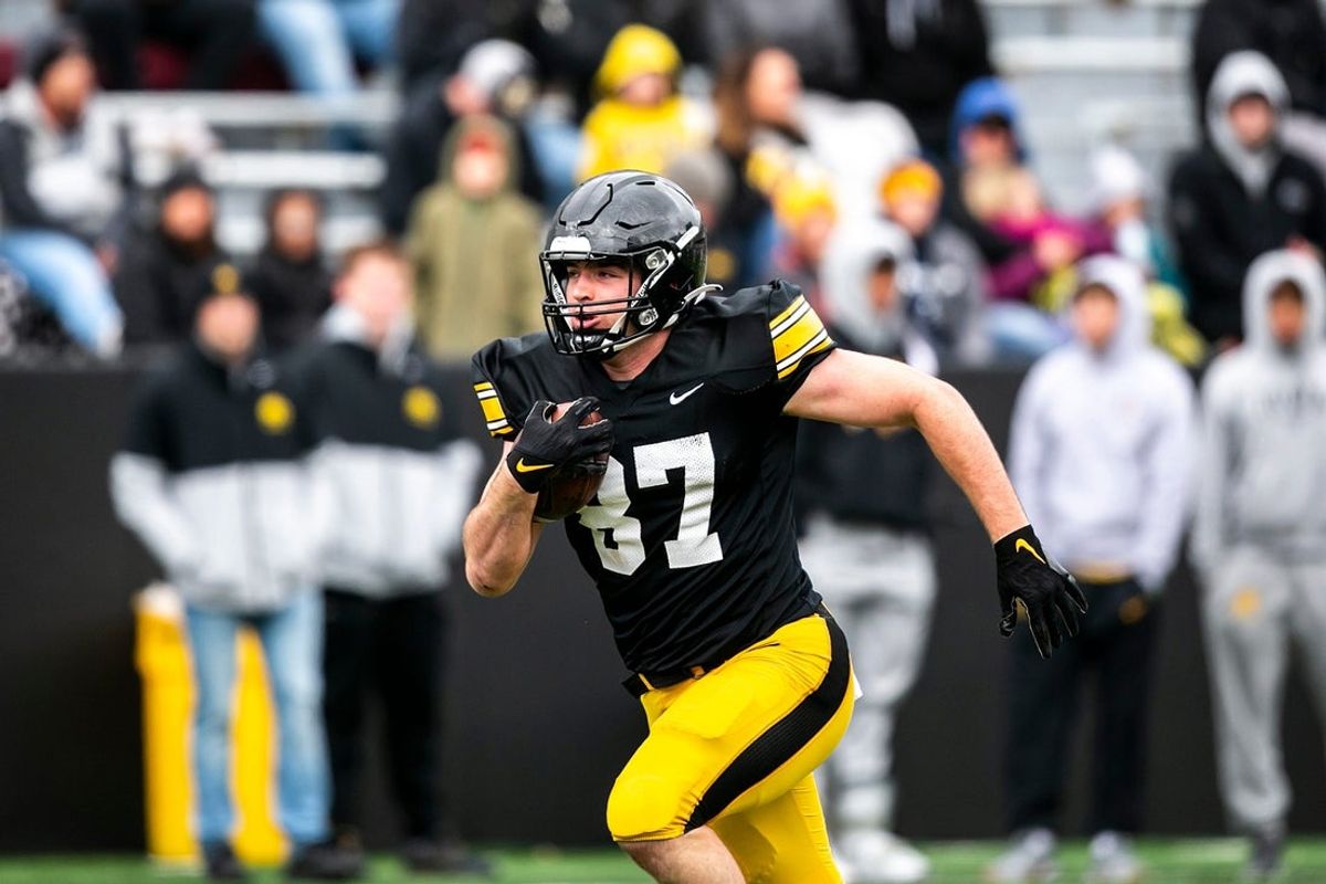 Iowa tight end Addison Ostrenga (87) runs for extra yards after a catch during the Hawkeyes' final spring NCAA football practice, Saturday, April 22, 2023, at Kinnick Stadium in Iowa City, Iowa.

230422 Iowa Spring Fb 098 Jpg