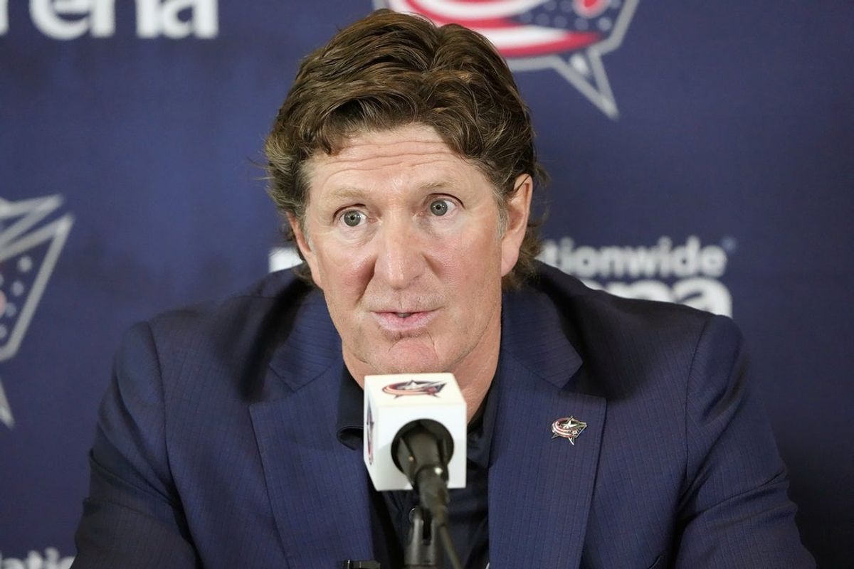 1º de julho de 2023; Columbus, Ohio, EUA; O novo técnico do Columbus Blue Jackets, Mike Babcock, fala à mídia após ser nomeado o nono técnico do Blue Jackets durante uma coletiva de imprensa na Nationwide Arena. Crédito obrigatório: Kyle Robertson-USA TODAY NETWORK