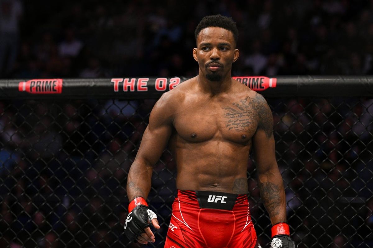 Jul 22, 2023; London, UNITED KINGDOM; Lerone Murphy (red gloves) fights Josh Culibao (blue gloves) during UFC Fight Night at O2 Arena. Mandatory Credit: Per Haljestam-USA TODAY Sports