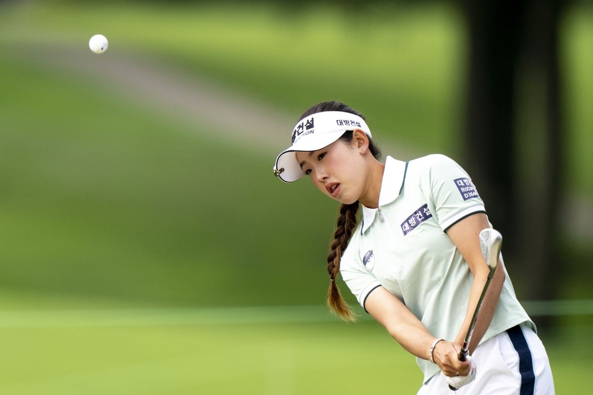 Sep 10, 2023; Cincinnati, Ohio, USA; Yealimi Noh, of Concord, Calif., chips onto the green on hole 2 during the final round of the 2023 Kroger Queen City Championship in at Kenwood Country Club. Mandatory Credit: Albert Cesare-Imagn Images