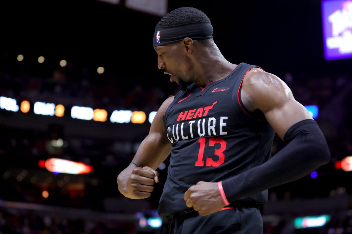 Bam Adebayo reacciona tras hacer una canasta