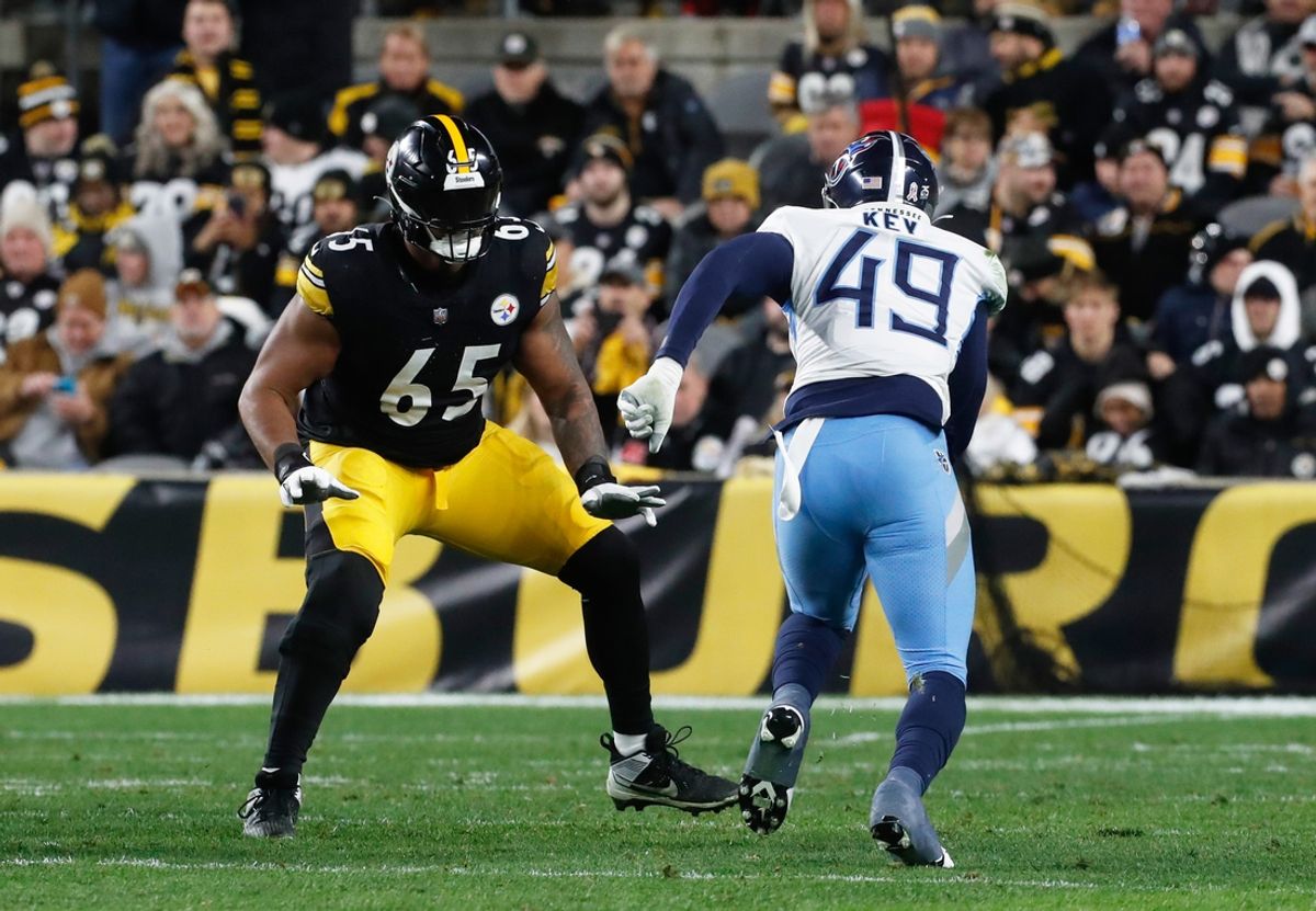 Nov 2, 2023; Pittsburgh, Pennsylvania, USA;  Pittsburgh Steelers offensive tackle Dan Moore Jr. (65) prepares to block against Tennessee Titans linebacker Arden Key (49) during the second quarter at Acrisure Stadium. Mandatory Credit: Charles LeClaire-Imagn Images