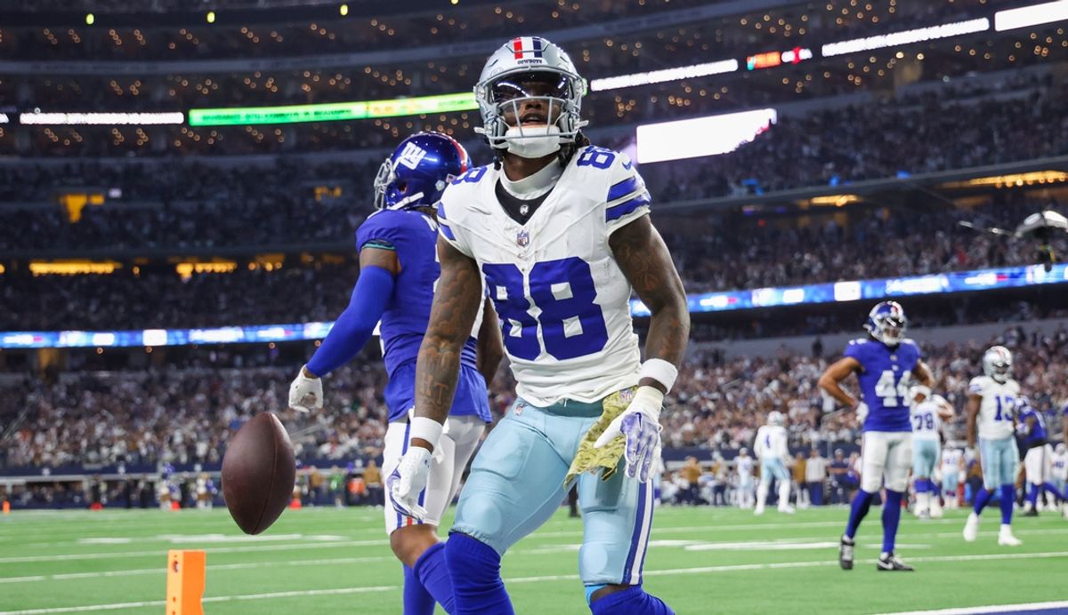 Nov 12, 2023; Arlington, Texas, USA;  Dallas Cowboys wide receiver CeeDee Lamb (88) makes a touchdown catch past New York Giants safety Bobby McCain (21) during the second half at AT&T Stadium. Mandatory Credit: Kevin Jairaj-Imagn Images