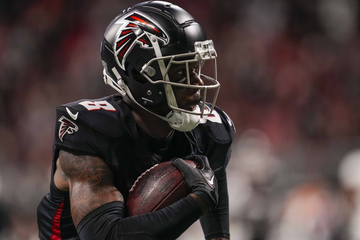 Dec 10, 2023; Atlanta, Georgia, USA; Atlanta Falcons tight end Kyle Pitts (8) runs for a touchdown after a catch against the Tampa Bay Buccaneers during the first half at Mercedes-Benz Stadium. Mandatory Credit: Dale Zanine-Imagn Images