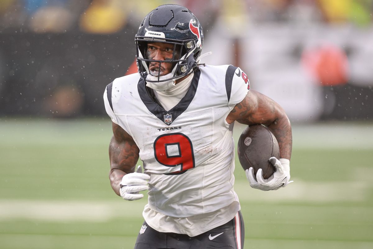 Dec 10, 2023; East Rutherford, New Jersey, USA; Houston Texans tight end Brevin Jordan (9) gains yards after catch during the second half against the New York Jets at MetLife Stadium. Mandatory Credit: Vincent Carchietta-Imagn Images