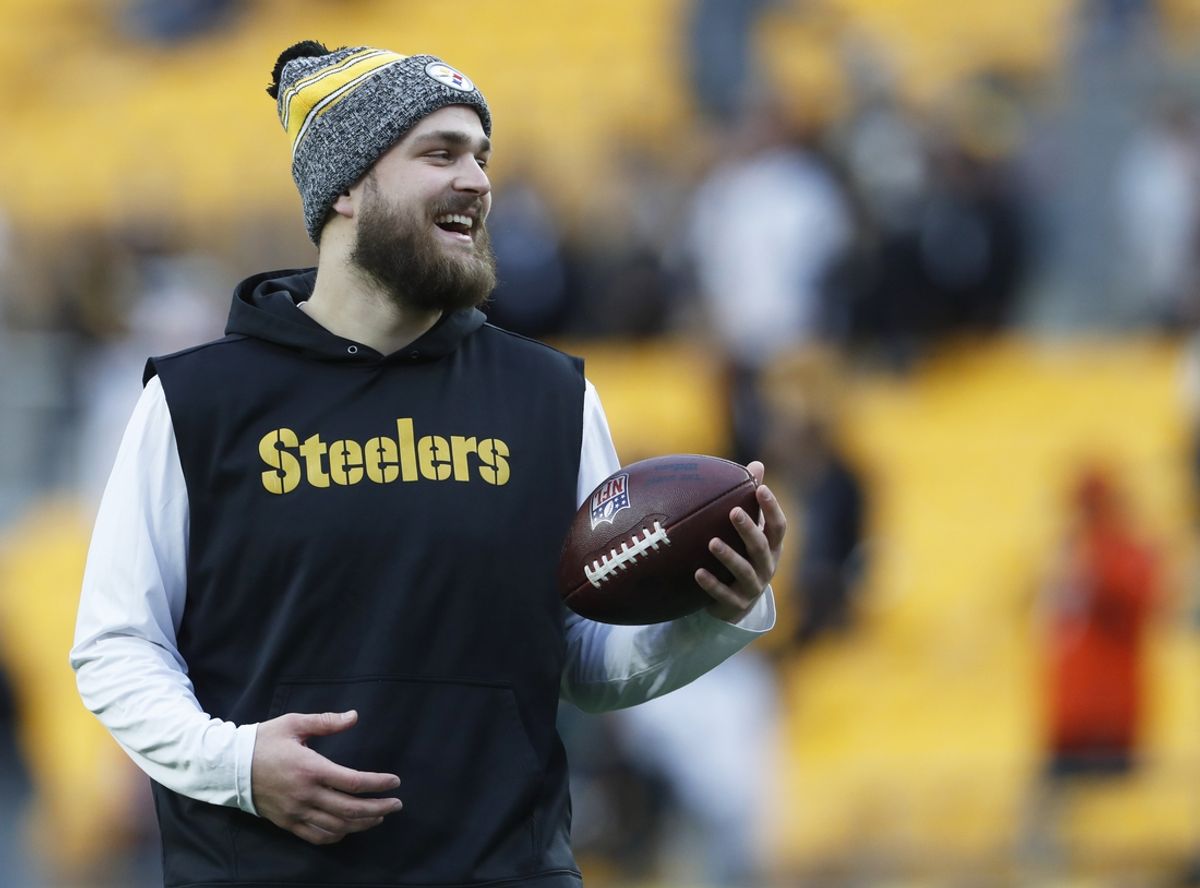 Dec 23, 2023; Pittsburgh, Pennsylvania, USA;  Pittsburgh Steelers tight end Pat Freiermuth (88) warms up before the game against the Cincinnati Bengals at Acrisure Stadium. Mandatory Credit: Charles LeClaire-Imagn Images