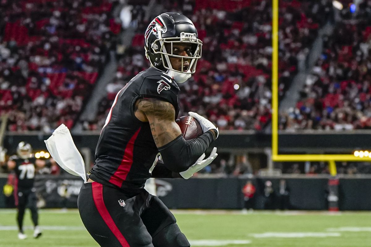 Dec 24, 2023; Atlanta, Georgia, USA; Atlanta Falcons tight end Kyle Pitts (8) catches a touchdown pass against the Indianapolis Colts during the first quarter at Mercedes-Benz Stadium. Mandatory Credit: Dale Zanine-Imagn Images