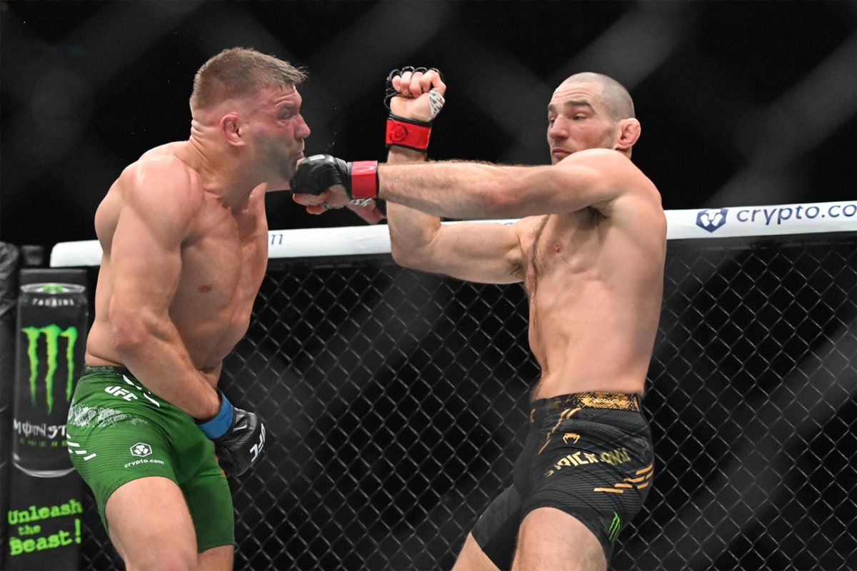 Jan 20, 2024; Toronto, Canada, USA; Sean Strickland (red glove) fights Dricus Du Plessis (blue gloves) during UFC 297 at ScotiaBank Arena. Mandatory Credit: Dan Hamilton-Imagn Images