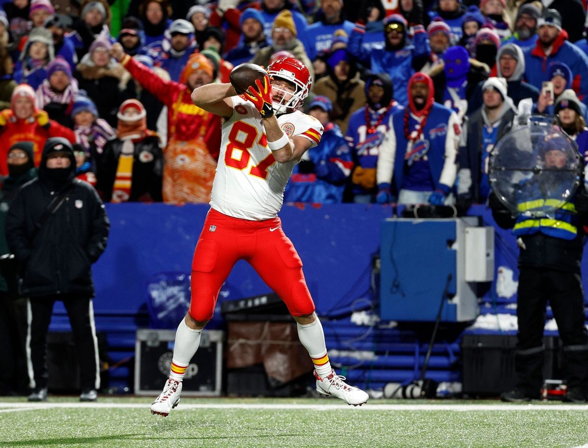 Kansas City Chiefs tight end Travis Kelce (87) catches a 22 yard touchdown pass against the Bills.
