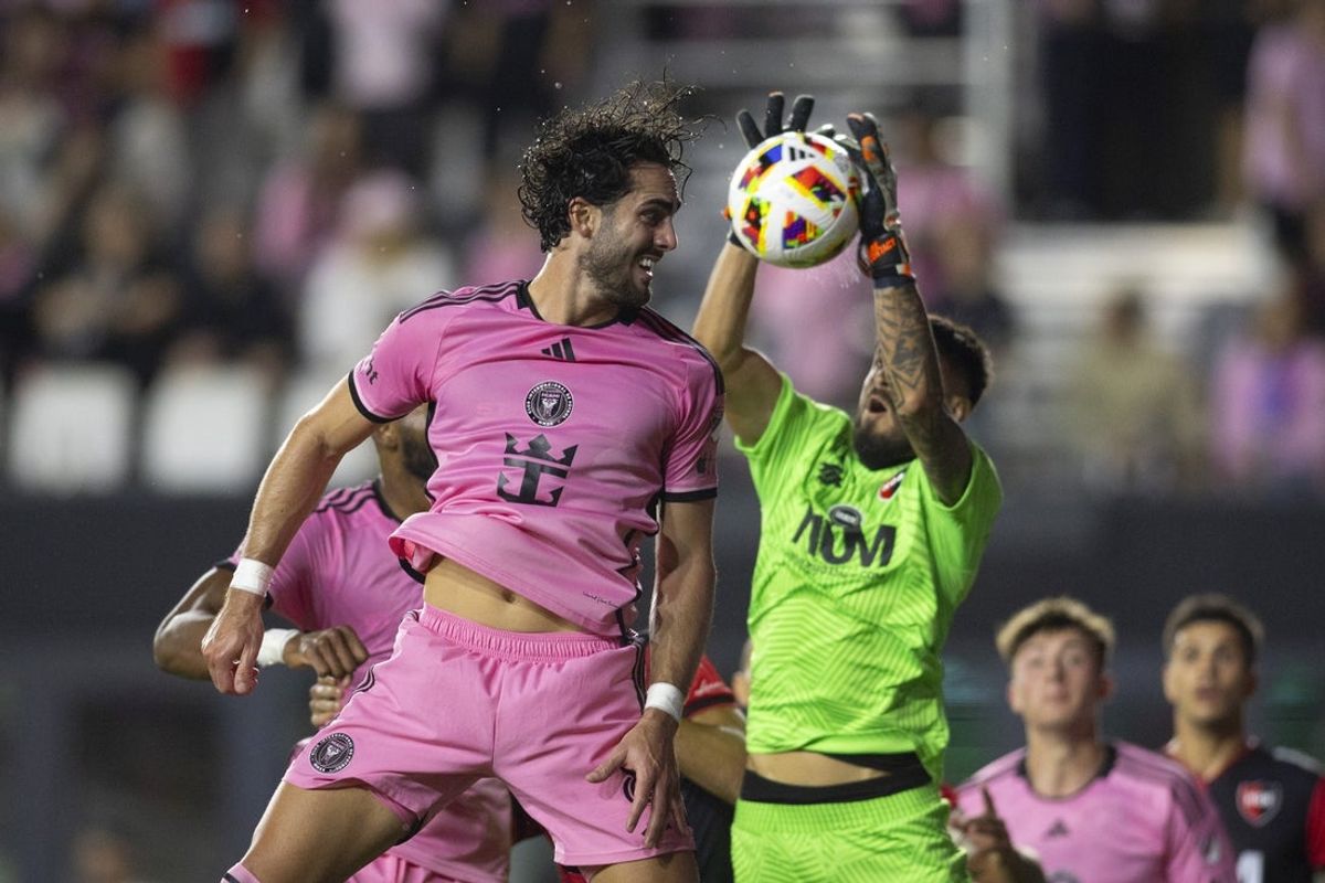 Feb 15, 2024; Fort Lauderdale, FL, USA; Inter Miami CF forward Leonardo Campana (8) attempts to connect a header against Newell's Old Boys goalkeeper Lucas Hoyos (1) during the second half at DRV PNK Stadium. Mandatory Credit: Sam Navarro-Imagn Images