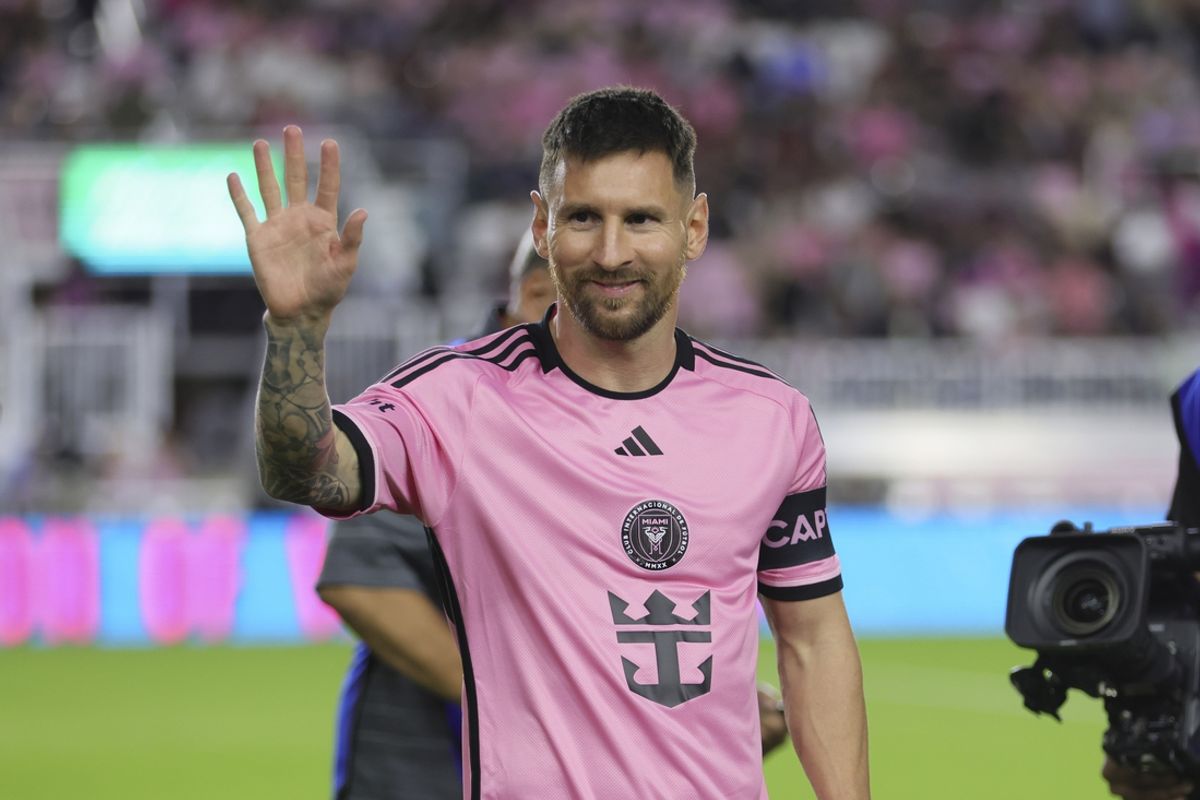 Feb 15, 2024; Fort Lauderdale, FL, USA; Inter Miami CF forward Lionel Messi (10) waves prior to the game against the Newell's Old Boys at DRV PNK Stadium. Mandatory Credit: Sam Navarro-Imagn Images