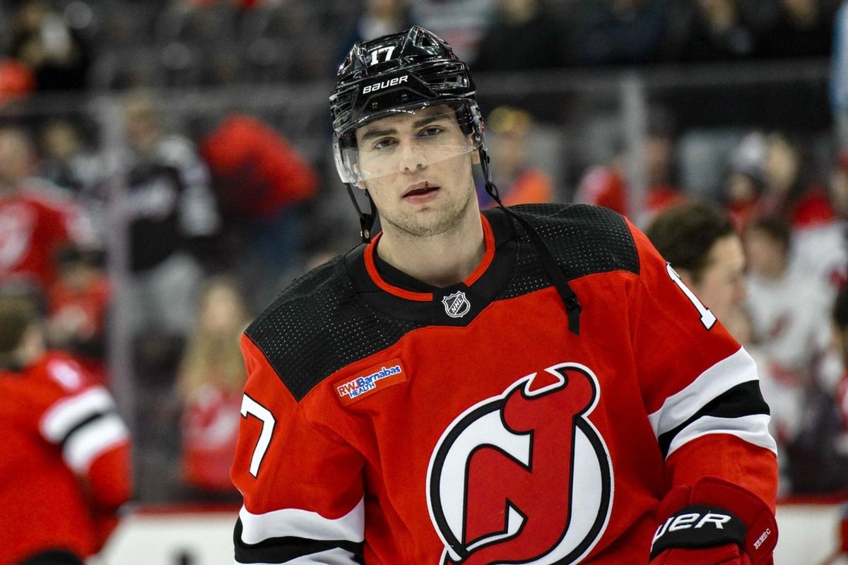 25 de fevereiro de 2024; Newark, Nova Jersey, EUA; O defensor do New Jersey Devils, Simon Nemec (17), se aquece antes de um jogo contra o Tampa Bay Lightning no Prudential Center. Crédito obrigatório: John Jones-Imagn Images