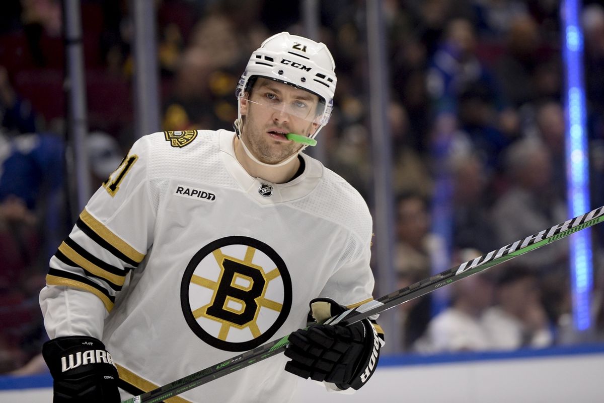 Feb 24, 2024; Vancouver, British Columbia, CAN;  Boston Bruins forward James van Riemsdyk (21) awaits the start of play against the Vancouver Canucks during the second period at Rogers Arena. Mandatory Credit: Anne-Marie Sorvin-Imagn Images