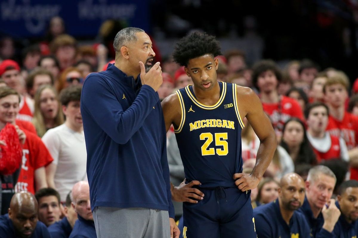 Mar 3, 2024; Columbus, Ohio, USA;  Michigan Wolverines head coach Juwan Howard talks to Michigan Wolverines guard Jace Howard (25) during the second half against the Ohio State Buckeyes at Value City Arena. Mandatory Credit: Joseph Maiorana-Imagn Images