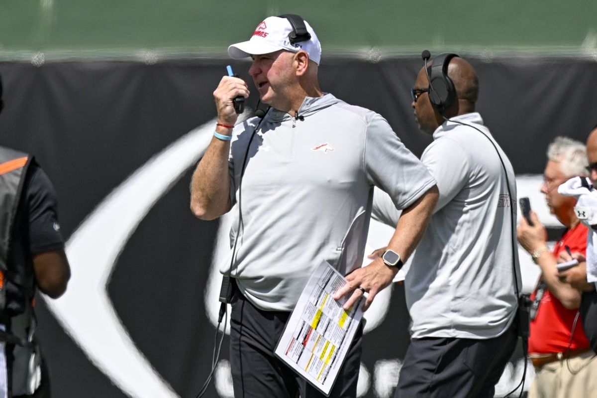Mar 30, 2024; Arlington, TX, USA; Birmingham Stallions head coach Skip Holtz talks to his team during the second half against the Arlington Renegades at Choctaw Stadium. Mandatory Credit: Jerome Miron-Imagn Images