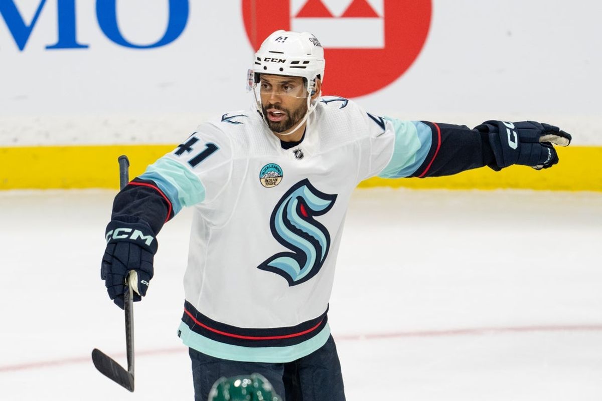 18 de abril de 2024; Saint Paul, Minnesota, EUA; O ala esquerdo do Seattle Kraken, Pierre-Edouard Bellemare (41), reage antes de um confronto direto contra o Minnesota Wild no segundo período no Xcel Energy Center. Crédito obrigatório: Matt Blewett-Imagn Images