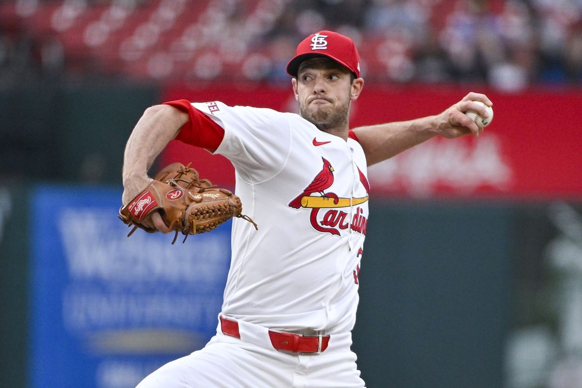 Apr 23, 2024; St. Louis, Missouri, USA;  St. Louis Cardinals starting pitcher Steven Matz (32) pitches against the Arizona Diamondbacks during the first inning at Busch Stadium. Mandatory Credit: Jeff Curry-USA TODAY Sports