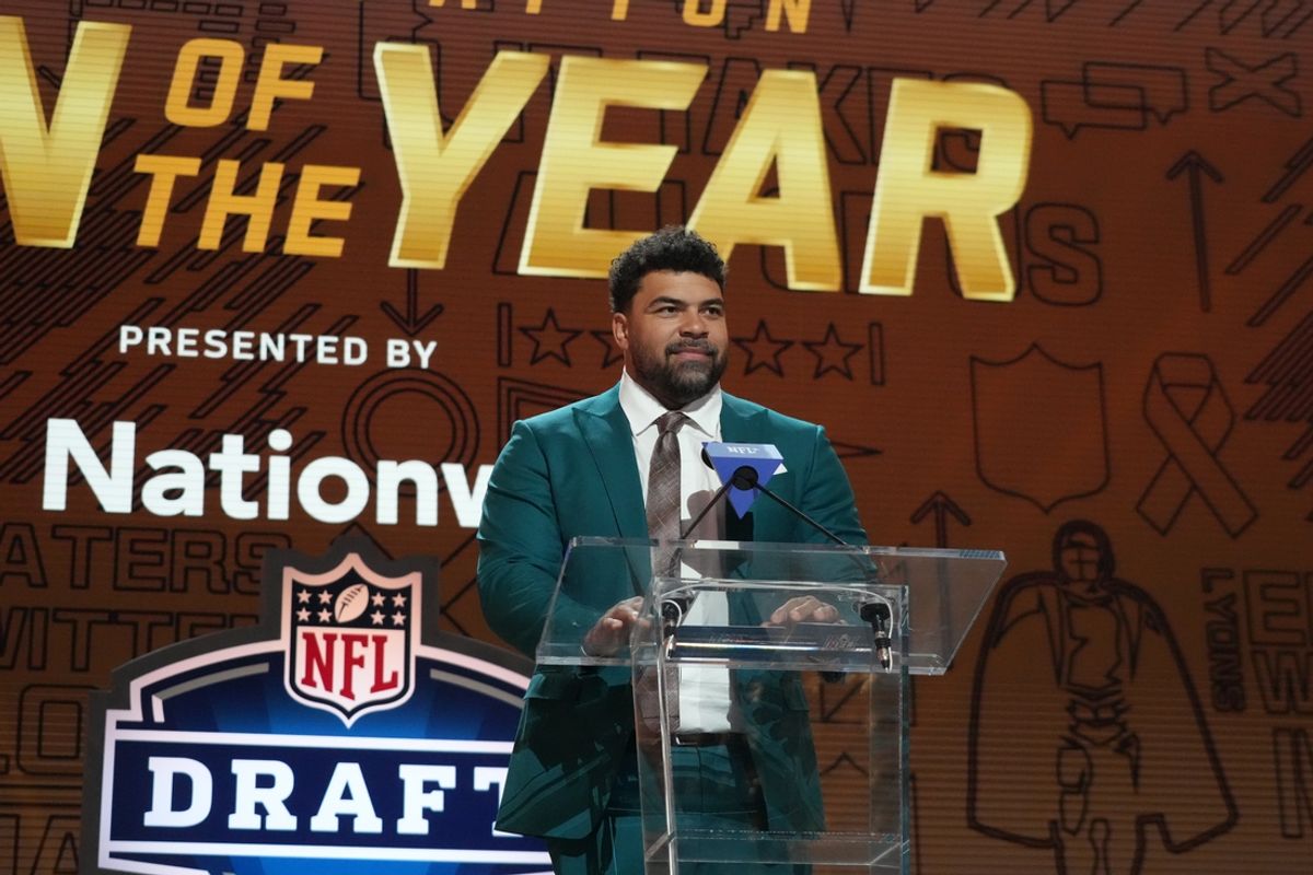 Apr 25, 2024; Detroit, MI, USA; 2023 Walter Payton Man of the Year, Pittsburgh Steelers defensive tackle Cameron Hayward announces Washington Huskies offensive tackle Troy Fautanu’s selection as the No. 20 pick of the first round of the 2024 NFL Draft at Campus Martius Park and Hart Plaza. Mandatory Credit: Kirby Lee-Imagn Images