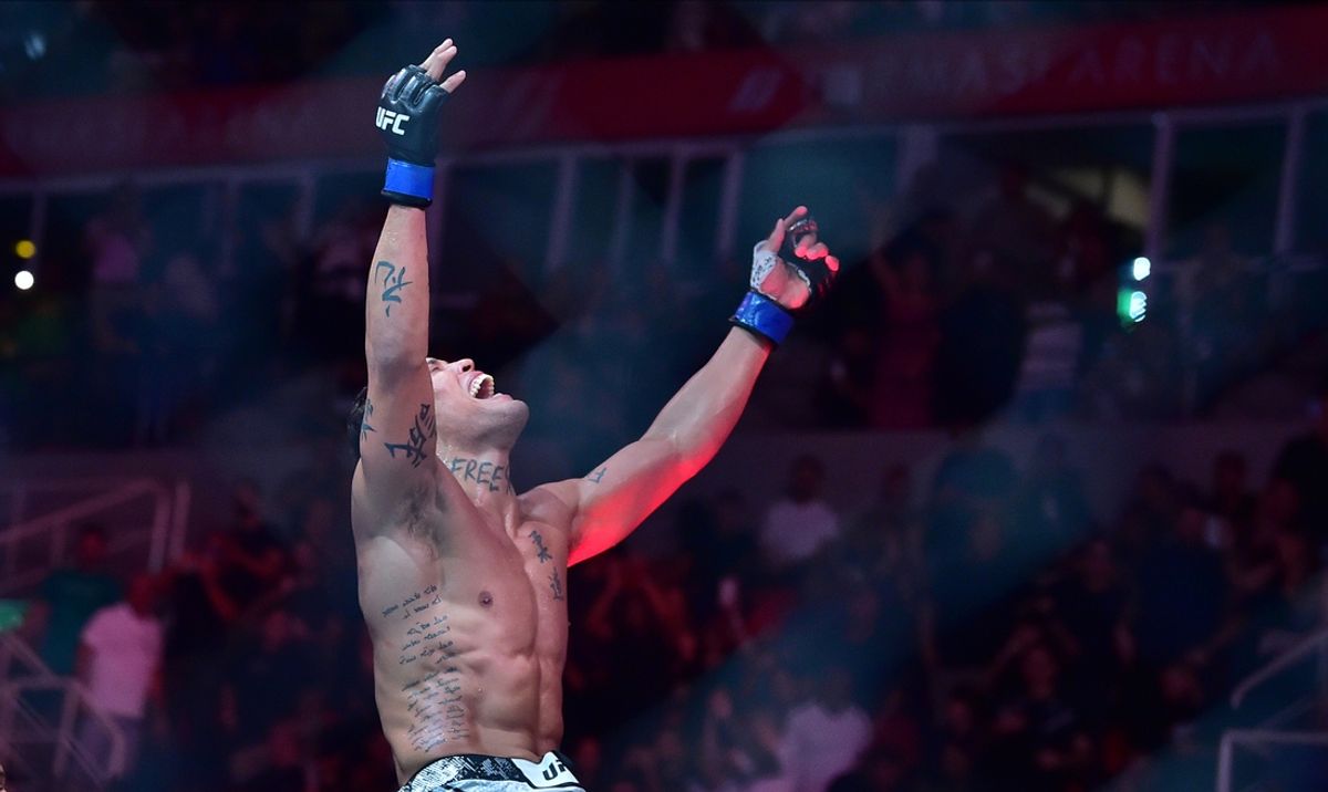 May 4, 2024; Rio de Janeiro, RJ, BRAZIL; Paul Craig (red gloves) fights Caio Borralho (blue gloves) during UFC 301 at Rio Arena. Mandatory Credit: Jason Silva-USA TODAY Sports