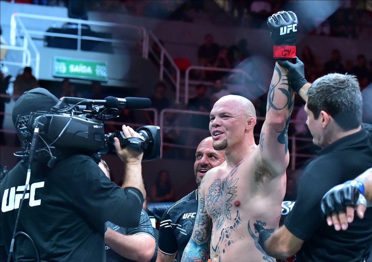 May 4, 2024; Rio de Janeiro, RJ, BRAZIL; Anthony Smith (red gloves) fights Vitor Petrino (blue gloves) during UFC 301 at Rio Arena. Mandatory Credit: Jason Silva-USA TODAY Sports
