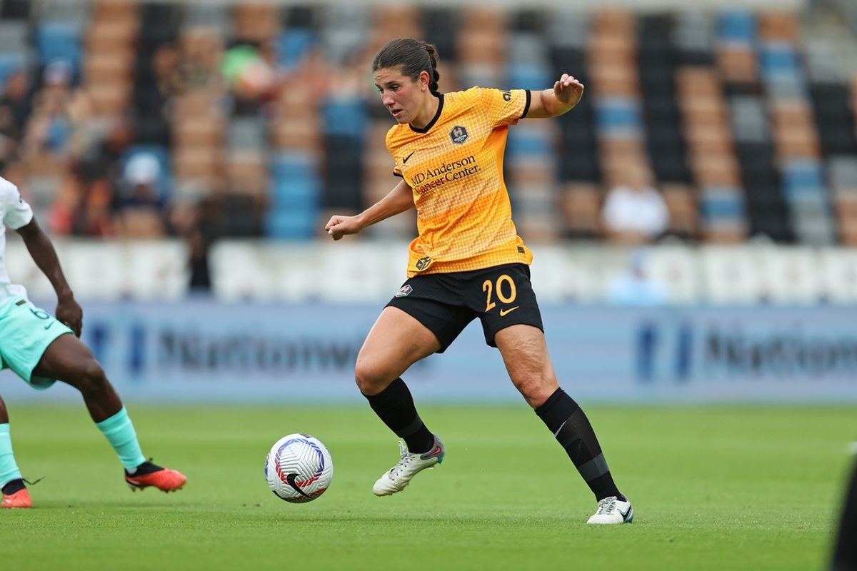 May 5, 2024; Houston, Texas, USA; Houston Dash midfielder Sophie Hirst (20) controls the ball during the first half against the Kansas City Current at Shell Energy Stadium. Mandatory Credit: Troy Taormina-USA TODAY Sports