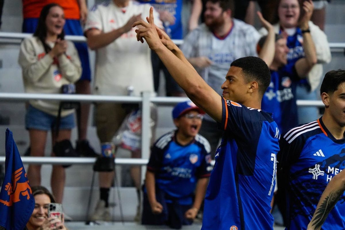 FC Cincinnati's Kevin Kelsy (19) scores the first goal of the match during their match against Atlanta United FC. FC Cincinnati was leading the match at halftime with a score of 1-0.