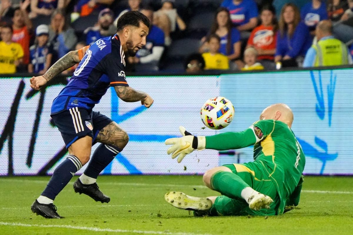 FC Cincinnati's Luciano Acosta (10) goes up against Atlanta's goalkeeper during their match against Atlanta United FC. FC Cincinnati won the match with a final score of 1-0.