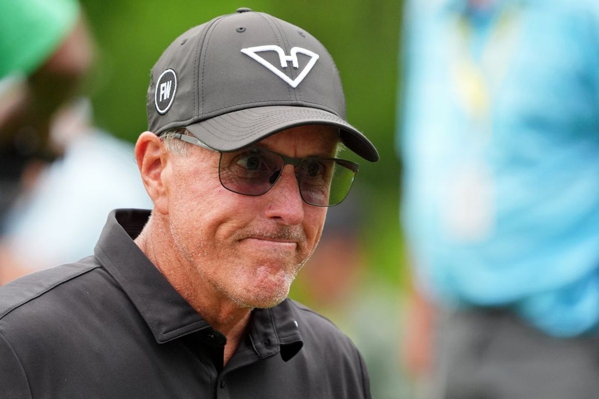16 de maio de 2024; Louisville, Kentucky, EUA; Phil Mickelson reage após colocar o oitavo green durante a primeira rodada do torneio de golfe PGA Championship no Valhalla Golf Club. Crédito obrigatório: Jon Durr-Imagn Images