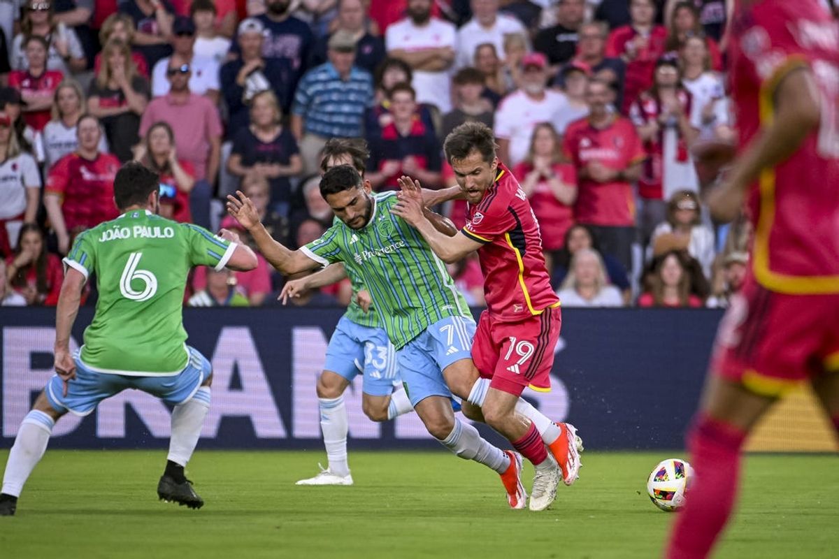 May 25, 2024; St. Louis, Missouri, USA; Seattle Sounders FC midfielder Cristian Roldan (7) and St. Louis CITY SC midfielder Indiana Vassilev (19) battle for the ball during the first half at CITYPARK. Mandatory Credit: Joe Puetz-USA TODAY Sports