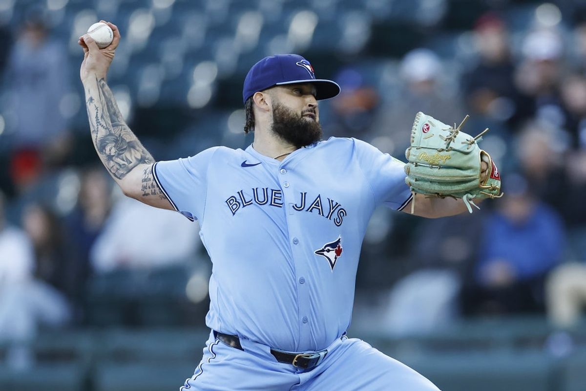 May 27, 2024; Chicago, Illinois, USA; Toronto Blue Jays starting pitcher Alek Manoah (6) delivers a pitch against the Chicago White Sox during the first inning at Guaranteed Rate Field. Mandatory Credit: Kamil Krzaczynski-Imagn Images