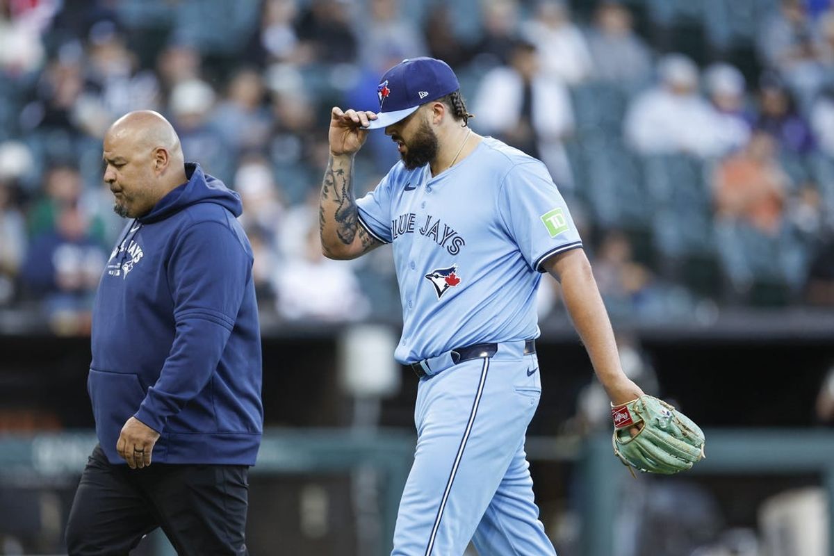 May 27, 2024; Chicago, Illinois, USA; Toronto Blue Jays starting pitcher Alek Manoah (6) leaves the game against the Chicago White Sox due to injury during the second inning at Guaranteed Rate Field. Mandatory Credit: Kamil Krzaczynski-USA TODAY Sports