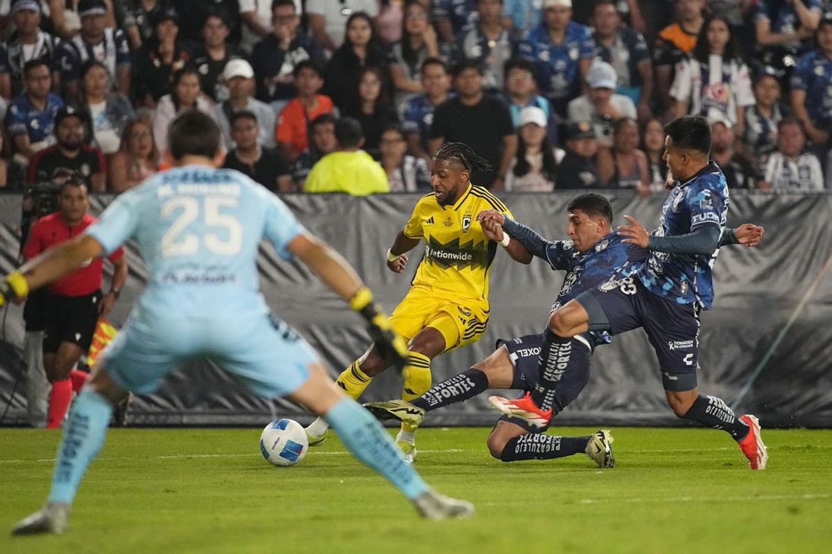 Jun 1, 2024; Pachuca, Hidalgo, Mexico; Columbus Crew defender Steven Moreira (31) controls the ball against CF Pachuca in the first half in the 2024 CONCACAF Champions Cup Championship at Estadio Hidalgo. Mandatory Credit: Adam Cairns-USA TODAY Sports