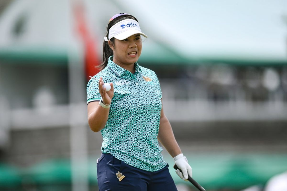 Jun 2, 2024; Lancaster, Pennsylvania, USA; Arpichaya Yubol (THA) acknowledges the crowd at the 1st tee during the final round of the U.S. Women's Open golf tournament. Mandatory Credit: John Jones-Imagn Images