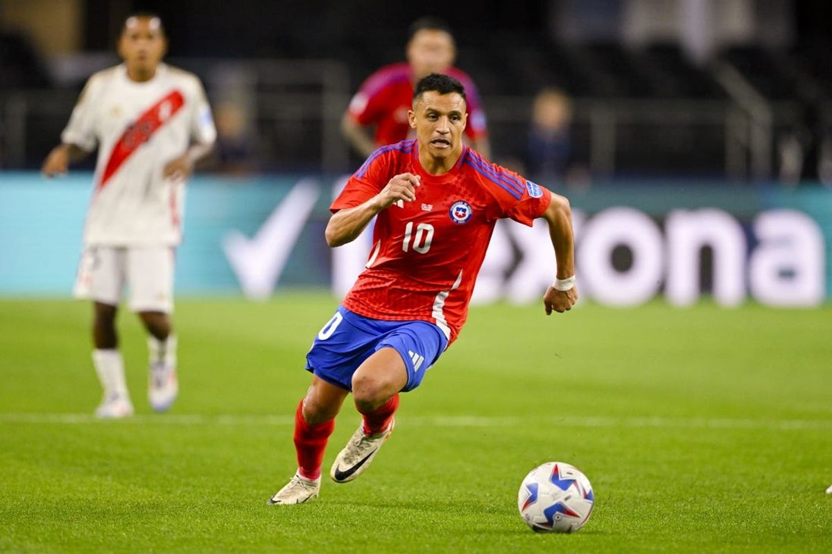 Jun 21, 2024; Arlington, TX, USA; Chile forward Alexis Sanchez (10) brings the ball up field against Peru during the second half in a 2024 Copa America match at AT&T Stadium. Mandatory Credit: Jerome Miron-USA TODAY Sports