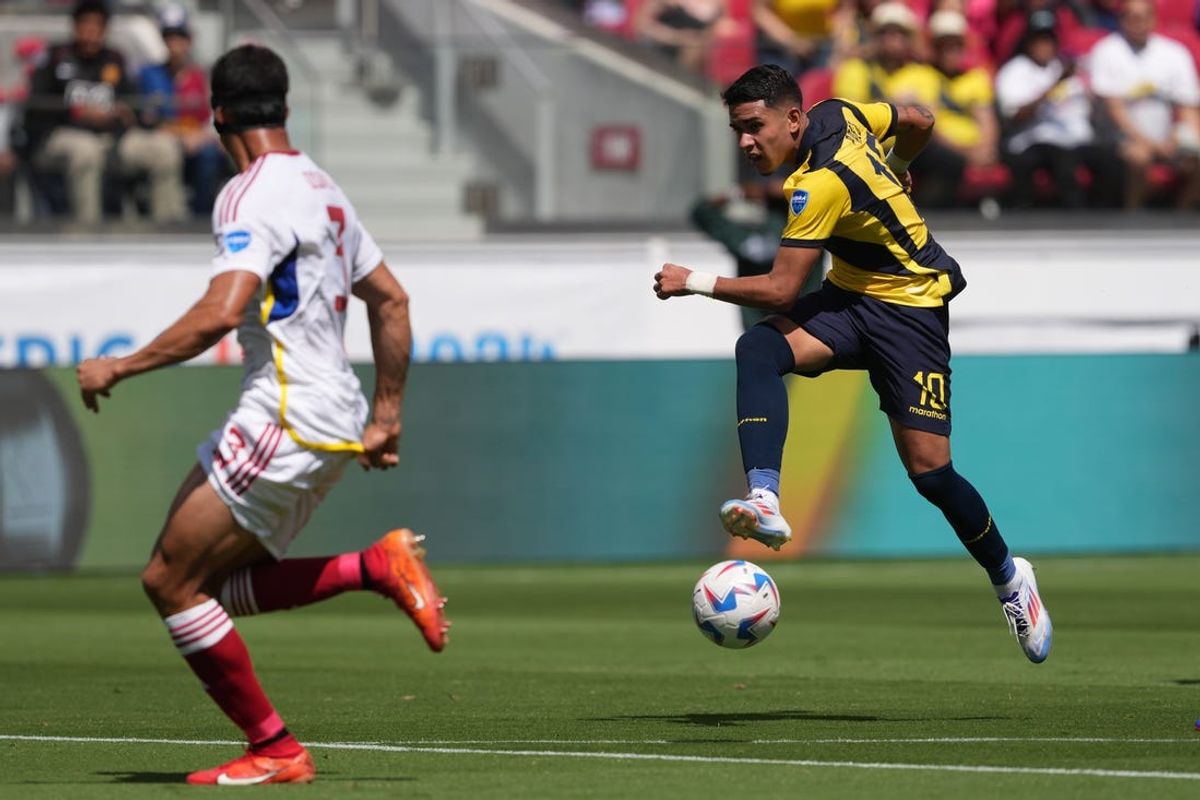 Jun 22, 2024; Santa Clara, CA, USA; Ecuador midfielder Kendry Paez (10) shoots against Venezuela defender Yordan Osorio (left) during the first half at Levi's Stadium. Mandatory Credit: Darren Yamashita-USA TODAY Sports