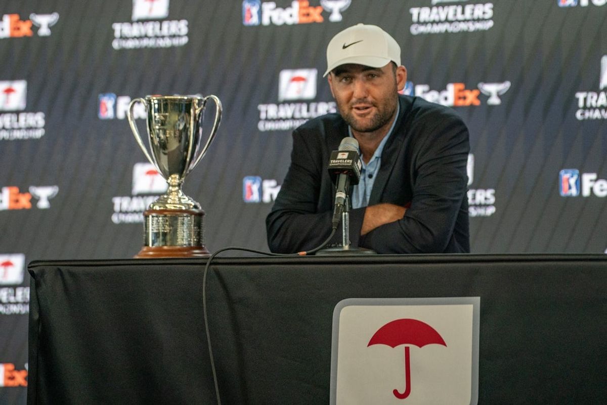 23 de junho de 2024; Cromwell, Connecticut, EUA; Scottie Scheffler fala durante a conferência de imprensa do torneio de golfe Travellers Championship em TPC River Highlands. Crédito obrigatório: Gregory Fisher-Imagn Images