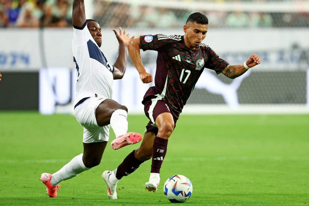 Jun 30, 2024; Glendale, AZ, USA; Mexico midfielder Orbelin Pineda (17) controls the ball against Ecuador midfielder Moises Caicedo (23) during the first half] in the Copa America soccer tournament at State Farm Stadium. Mandatory Credit: Mark J. Rebilas-USA TODAY Sports