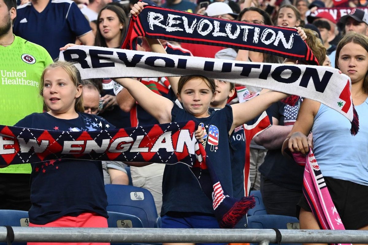 3 de julho de 2024; Foxborough, Massachusetts, EUA; Um torcedor do New England Revolution segura uma faixa antes de um jogo contra o Atlanta United no Gillette Stadium. Crédito obrigatório: Brian Fluharty-Imagn Images