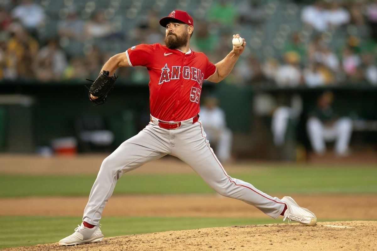 3 de julho de 2024; Oakland, Califórnia, EUA; O arremessador do Los Angeles Angels, Matt Moore (55), lança um arremesso contra o Oakland Athletics durante a sexta entrada no Oakland-Alameda County Coliseum. Crédito obrigatório: D. Ross Cameron-Imagn Images