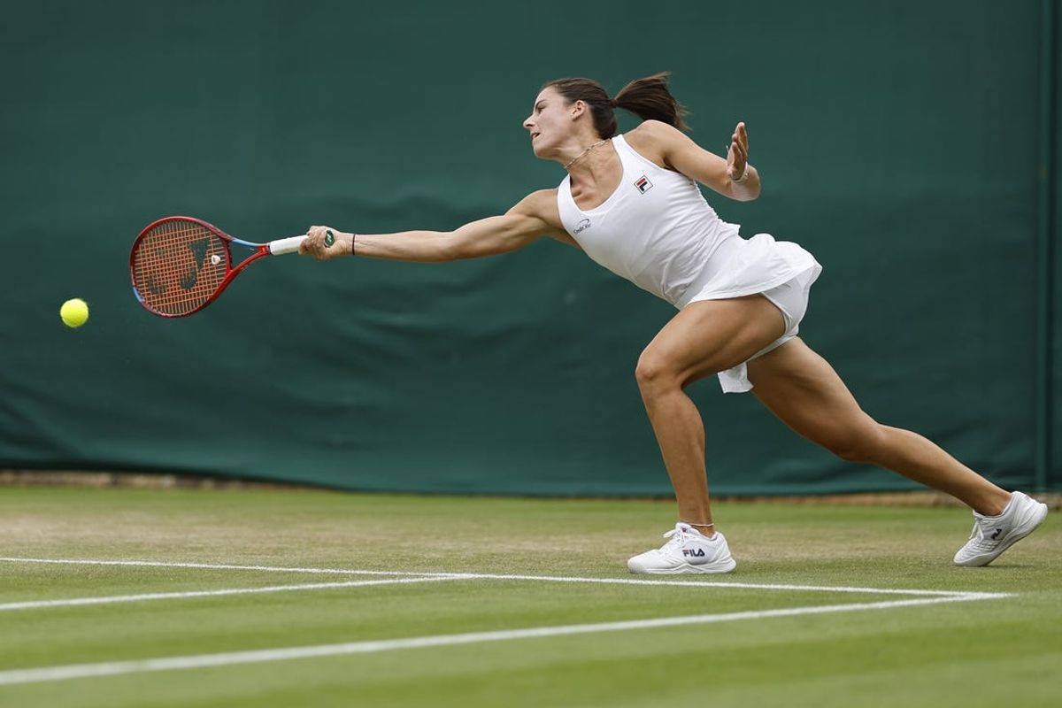 Jul 5, 2024; London,  United Kingdom; Emma Navarro  (USA) reaches for a forehand against Diana Shnaider (not pictured) in a ladies' singles match on day five of The Championships Wimbledon 2024 at All England Lawn Tennis and Croquet Club. Mandatory Credit: Geoff Burke-USA TODAY Sports